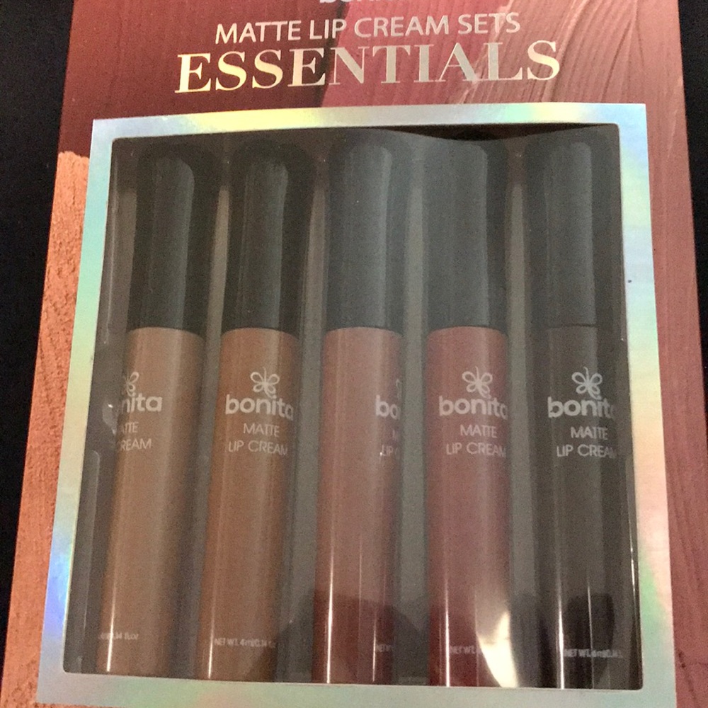 Matt lip cream set essentials.